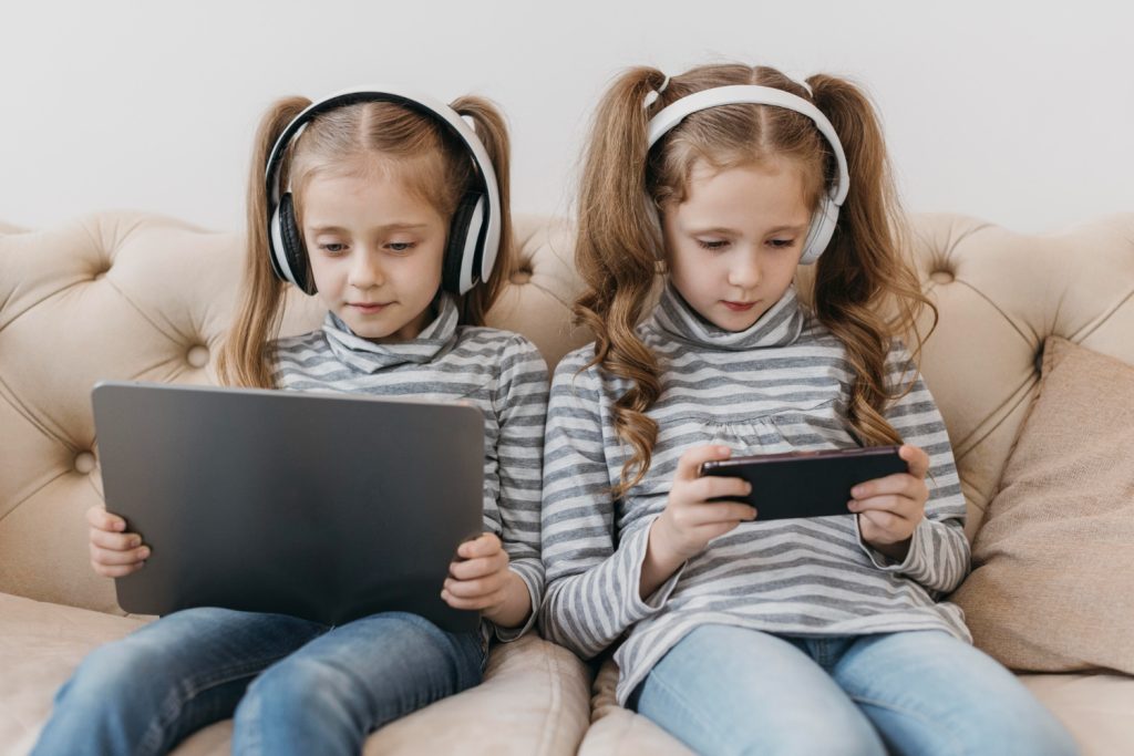 u-norvehii-onovyly-pravyla-dlia-ditei-v-interneti-shcho-radiat-batkam